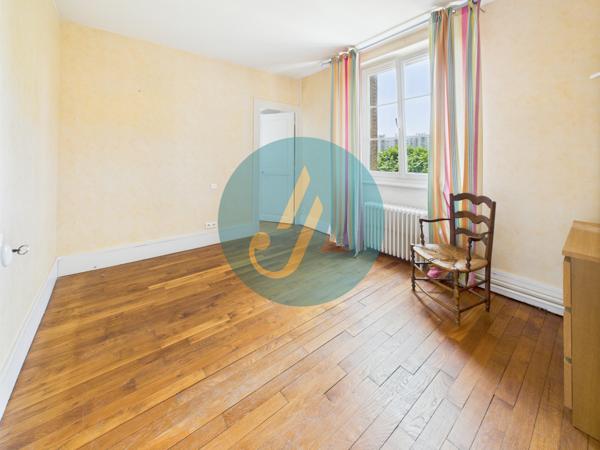 Nevers (58000) Rare à Nevers – Ensemble immobilier avec maison principale de charme + 3 logements indépendants À deux pas du