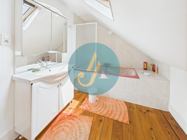 Nevers (58000) Rare à Nevers – Ensemble immobilier avec maison principale de charme + 3 logements indépendants À deux pas du