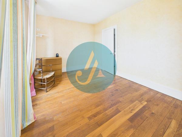 Nevers (58000) Rare à Nevers – Ensemble immobilier avec maison principale de charme + 3 logements indépendants À deux pas du