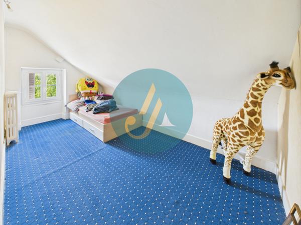 Nevers (58000) Rare à Nevers – Ensemble immobilier avec maison principale de charme + 3 logements indépendants À deux pas du