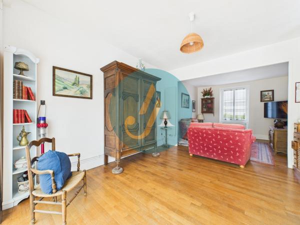 Nevers (58000) Rare à Nevers – Ensemble immobilier avec maison principale de charme + 3 logements indépendants À deux pas du