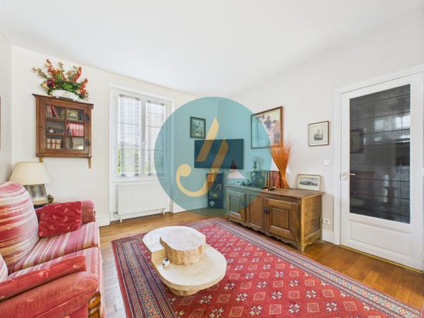 Nevers (58000) Rare à Nevers – Ensemble immobilier avec maison principale de charme + 3 logements indépendants À deux pas du