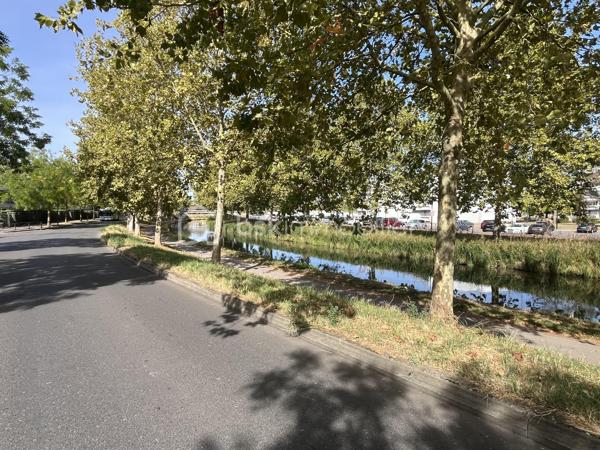 Située dans une résidence sécurisée, découvrez ce 3 pièces de 60,14 m² au rez-de-chaussée surélevé, prêt à habiter sans aucun travaux à prévoir.  
L'agencement est parfaitement optimisé. Une entrée avec placard dessert une belle pièce de vie lumineuse avec cuisine ouverte, donnant accès à un balcon privatif. La partie nuit comprend deux chambres, une salle de bains et un WC séparé.  
Le logement est raccordé au chauffage urbain par géothermie, un vrai plus pour le confort au quotidien et la maîtrise des factures énergétiques (DPE classé C).  
Le bien est vendu avec une place de stationnement privative en sous-sol boxable. La copropriété dispose également d’un local vélos / poussettes et se situe à proximité directe des commerces, des écoles et des transports.  

Caractéristiques :
Surface : 60,14 m² (Loi Carrez)  
Étage : Rez-de-chaussée  
DPE : C (151 kWh/m²/an) / GES : C (14 kg CO₂/m²/an)  
Charges de copropriété : env. 195 € / mois 
Taxe foncière : 1 297 € / an  
Prix : 195 000 € FAI