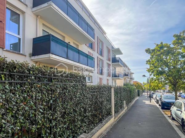 Située dans une résidence sécurisée, découvrez ce 3 pièces de 60,14 m² au rez-de-chaussée surélevé, prêt à habiter sans aucun travaux à prévoir.  
L'agencement est parfaitement optimisé. Une entrée avec placard dessert une belle pièce de vie lumineuse avec cuisine ouverte, donnant accès à un balcon privatif. La partie nuit comprend deux chambres, une salle de bains et un WC séparé.  
Le logement est raccordé au chauffage urbain par géothermie, un vrai plus pour le confort au quotidien et la maîtrise des factures énergétiques (DPE classé C).  
Le bien est vendu avec une place de stationnement privative en sous-sol boxable. La copropriété dispose également d’un local vélos / poussettes et se situe à proximité directe des commerces, des écoles et des transports.  

Caractéristiques :
Surface : 60,14 m² (Loi Carrez)  
Étage : Rez-de-chaussée  
DPE : C (151 kWh/m²/an) / GES : C (14 kg CO₂/m²/an)  
Charges de copropriété : env. 195 € / mois 
Taxe foncière : 1 297 € / an  
Prix : 195 000 € FAI