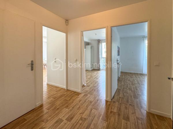 Située dans une résidence sécurisée, découvrez ce 3 pièces de 60,14 m² au rez-de-chaussée surélevé, prêt à habiter sans aucun travaux à prévoir.  
L'agencement est parfaitement optimisé. Une entrée avec placard dessert une belle pièce de vie lumineuse avec cuisine ouverte, donnant accès à un balcon privatif. La partie nuit comprend deux chambres, une salle de bains et un WC séparé.  
Le logement est raccordé au chauffage urbain par géothermie, un vrai plus pour le confort au quotidien et la maîtrise des factures énergétiques (DPE classé C).  
Le bien est vendu avec une place de stationnement privative en sous-sol boxable. La copropriété dispose également d’un local vélos / poussettes et se situe à proximité directe des commerces, des écoles et des transports.  

Caractéristiques :
Surface : 60,14 m² (Loi Carrez)  
Étage : Rez-de-chaussée  
DPE : C (151 kWh/m²/an) / GES : C (14 kg CO₂/m²/an)  
Charges de copropriété : env. 195 € / mois 
Taxe foncière : 1 297 € / an  
Prix : 195 000 € FAI