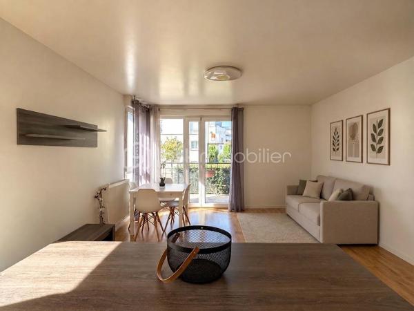 Située dans une résidence sécurisée, découvrez ce 3 pièces de 60,14 m² au rez-de-chaussée surélevé, prêt à habiter sans aucun travaux à prévoir.  
L'agencement est parfaitement optimisé. Une entrée avec placard dessert une belle pièce de vie lumineuse avec cuisine ouverte, donnant accès à un balcon privatif. La partie nuit comprend deux chambres, une salle de bains et un WC séparé.  
Le logement est raccordé au chauffage urbain par géothermie, un vrai plus pour le confort au quotidien et la maîtrise des factures énergétiques (DPE classé C).  
Le bien est vendu avec une place de stationnement privative en sous-sol boxable. La copropriété dispose également d’un local vélos / poussettes et se situe à proximité directe des commerces, des écoles et des transports.  

Caractéristiques :
Surface : 60,14 m² (Loi Carrez)  
Étage : Rez-de-chaussée  
DPE : C (151 kWh/m²/an) / GES : C (14 kg CO₂/m²/an)  
Charges de copropriété : env. 195 € / mois 
Taxe foncière : 1 297 € / an  
Prix : 195 000 € FAI