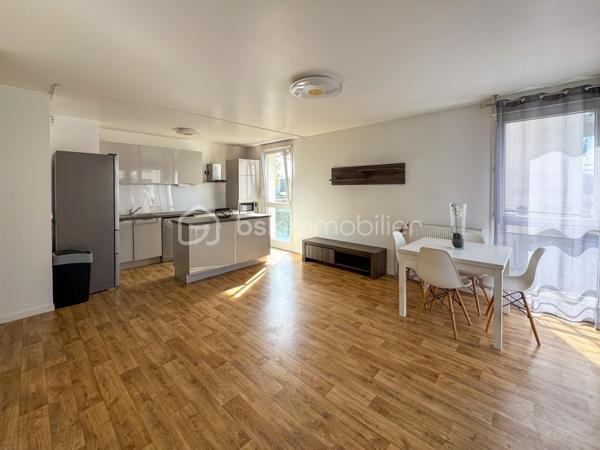 Située dans une résidence sécurisée, découvrez ce 3 pièces de 60,14 m² au rez-de-chaussée surélevé, prêt à habiter sans aucun travaux à prévoir.  
L'agencement est parfaitement optimisé. Une entrée avec placard dessert une belle pièce de vie lumineuse avec cuisine ouverte, donnant accès à un balcon privatif. La partie nuit comprend deux chambres, une salle de bains et un WC séparé.  
Le logement est raccordé au chauffage urbain par géothermie, un vrai plus pour le confort au quotidien et la maîtrise des factures énergétiques (DPE classé C).  
Le bien est vendu avec une place de stationnement privative en sous-sol boxable. La copropriété dispose également d’un local vélos / poussettes et se situe à proximité directe des commerces, des écoles et des transports.  

Caractéristiques :
Surface : 60,14 m² (Loi Carrez)  
Étage : Rez-de-chaussée  
DPE : C (151 kWh/m²/an) / GES : C (14 kg CO₂/m²/an)  
Charges de copropriété : env. 195 € / mois 
Taxe foncière : 1 297 € / an  
Prix : 195 000 € FAI