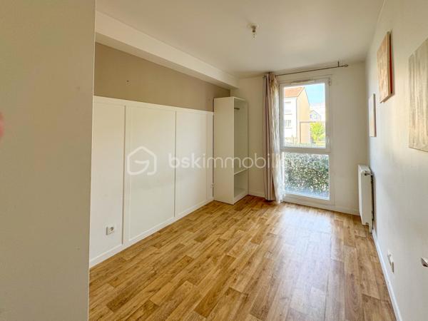 Située dans une résidence sécurisée, découvrez ce 3 pièces de 60,14 m² au rez-de-chaussée surélevé, prêt à habiter sans aucun travaux à prévoir.  
L'agencement est parfaitement optimisé. Une entrée avec placard dessert une belle pièce de vie lumineuse avec cuisine ouverte, donnant accès à un balcon privatif. La partie nuit comprend deux chambres, une salle de bains et un WC séparé.  
Le logement est raccordé au chauffage urbain par géothermie, un vrai plus pour le confort au quotidien et la maîtrise des factures énergétiques (DPE classé C).  
Le bien est vendu avec une place de stationnement privative en sous-sol boxable. La copropriété dispose également d’un local vélos / poussettes et se situe à proximité directe des commerces, des écoles et des transports.  

Caractéristiques :
Surface : 60,14 m² (Loi Carrez)  
Étage : Rez-de-chaussée  
DPE : C (151 kWh/m²/an) / GES : C (14 kg CO₂/m²/an)  
Charges de copropriété : env. 195 € / mois 
Taxe foncière : 1 297 € / an  
Prix : 195 000 € FAI