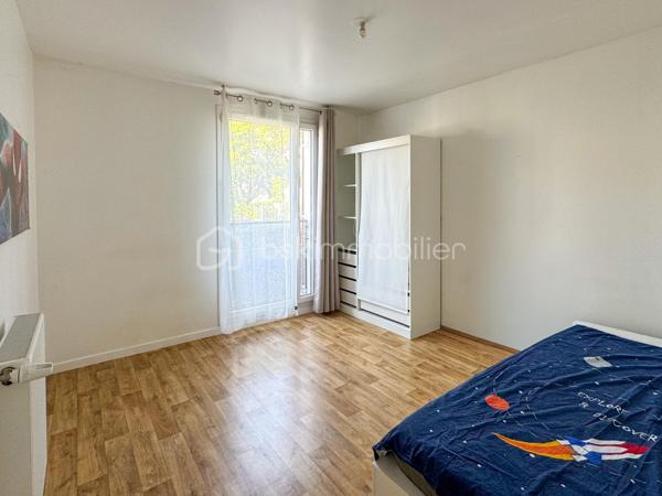 Située dans une résidence sécurisée, découvrez ce 3 pièces de 60,14 m² au rez-de-chaussée surélevé, prêt à habiter sans aucun travaux à prévoir.  
L'agencement est parfaitement optimisé. Une entrée avec placard dessert une belle pièce de vie lumineuse avec cuisine ouverte, donnant accès à un balcon privatif. La partie nuit comprend deux chambres, une salle de bains et un WC séparé.  
Le logement est raccordé au chauffage urbain par géothermie, un vrai plus pour le confort au quotidien et la maîtrise des factures énergétiques (DPE classé C).  
Le bien est vendu avec une place de stationnement privative en sous-sol boxable. La copropriété dispose également d’un local vélos / poussettes et se situe à proximité directe des commerces, des écoles et des transports.  

Caractéristiques :
Surface : 60,14 m² (Loi Carrez)  
Étage : Rez-de-chaussée  
DPE : C (151 kWh/m²/an) / GES : C (14 kg CO₂/m²/an)  
Charges de copropriété : env. 195 € / mois 
Taxe foncière : 1 297 € / an  
Prix : 195 000 € FAI