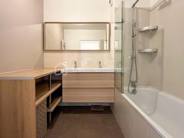 Située dans une résidence sécurisée, découvrez ce 3 pièces de 60,14 m² au rez-de-chaussée surélevé, prêt à habiter sans aucun travaux à prévoir.  
L'agencement est parfaitement optimisé. Une entrée avec placard dessert une belle pièce de vie lumineuse avec cuisine ouverte, donnant accès à un balcon privatif. La partie nuit comprend deux chambres, une salle de bains et un WC séparé.  
Le logement est raccordé au chauffage urbain par géothermie, un vrai plus pour le confort au quotidien et la maîtrise des factures énergétiques (DPE classé C).  
Le bien est vendu avec une place de stationnement privative en sous-sol boxable. La copropriété dispose également d’un local vélos / poussettes et se situe à proximité directe des commerces, des écoles et des transports.  

Caractéristiques :
Surface : 60,14 m² (Loi Carrez)  
Étage : Rez-de-chaussée  
DPE : C (151 kWh/m²/an) / GES : C (14 kg CO₂/m²/an)  
Charges de copropriété : env. 195 € / mois 
Taxe foncière : 1 297 € / an  
Prix : 195 000 € FAI