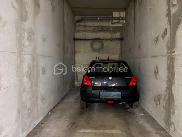 Située dans une résidence sécurisée, découvrez ce 3 pièces de 60,14 m² au rez-de-chaussée surélevé, prêt à habiter sans aucun travaux à prévoir.  
L'agencement est parfaitement optimisé. Une entrée avec placard dessert une belle pièce de vie lumineuse avec cuisine ouverte, donnant accès à un balcon privatif. La partie nuit comprend deux chambres, une salle de bains et un WC séparé.  
Le logement est raccordé au chauffage urbain par géothermie, un vrai plus pour le confort au quotidien et la maîtrise des factures énergétiques (DPE classé C).  
Le bien est vendu avec une place de stationnement privative en sous-sol boxable. La copropriété dispose également d’un local vélos / poussettes et se situe à proximité directe des commerces, des écoles et des transports.  

Caractéristiques :
Surface : 60,14 m² (Loi Carrez)  
Étage : Rez-de-chaussée  
DPE : C (151 kWh/m²/an) / GES : C (14 kg CO₂/m²/an)  
Charges de copropriété : env. 195 € / mois 
Taxe foncière : 1 297 € / an  
Prix : 195 000 € FAI