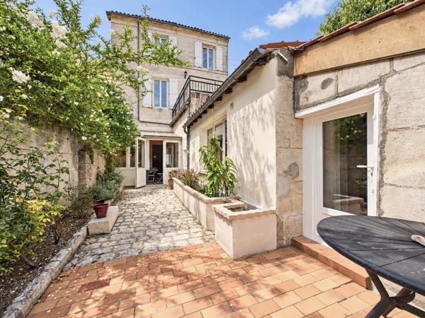 Grande maison de ville avec jardin, terrasse et double garage