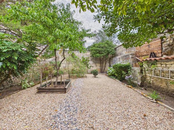 Grande maison de ville avec jardin, terrasse et double garage