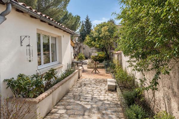 Grande maison de ville avec jardin, terrasse et double garage
