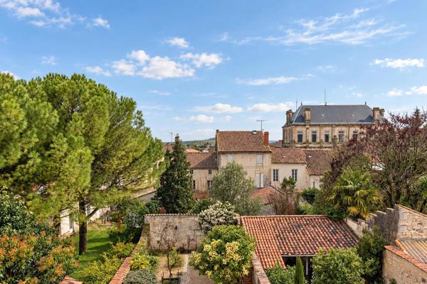 Grande maison de ville avec jardin, terrasse et double garage