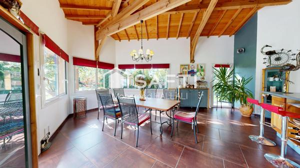 Architecture élégante de 243 m², parcelle de 2800 m²