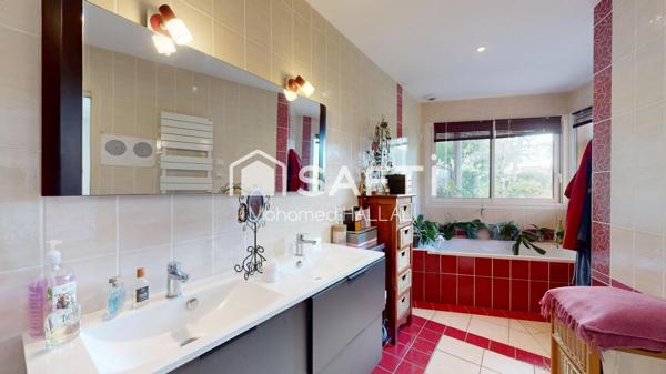 Architecture élégante de 243 m², parcelle de 2800 m²