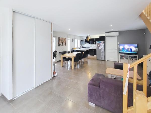 Au coeur de CHAVANOZ - VILLA de 120 m² / 2 niv. Récente de 2018 sur 1725 m² clos