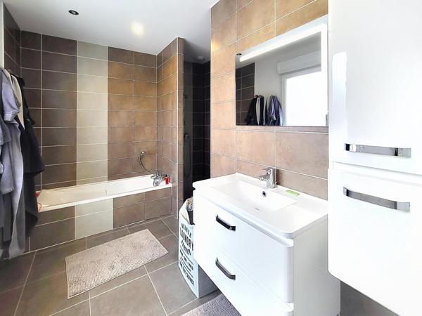 Au coeur de CHAVANOZ - VILLA de 120 m² / 2 niv. Récente de 2018 sur 1725 m² clos