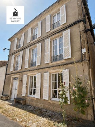 Maison bourgeoise de caractère en centre-ville de Melle Rare! Située au calme en plein cœur de Melle, à proximité immédiate des commerces, des services et des commodités, énorme potentiel pour cette remarquable propriété à rénover de 320m2 habitables, qui saura vous séduire par son cachet, son authenticité et ses volumes généreux.