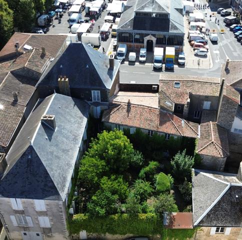 Maison bourgeoise de caractère en centre-ville de Melle Rare! Située au calme en plein cœur de Melle, à proximité immédiate des commerces, des services et des commodités, énorme potentiel pour cette remarquable propriété à rénover de 320m2 habitables, qui saura vous séduire par son cachet, son authenticité et ses volumes généreux.