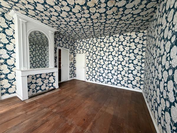 Maison bourgeoise de caractère en centre-ville de Melle Rare! Située au calme en plein cœur de Melle, à proximité immédiate des commerces, des services et des commodités, énorme potentiel pour cette remarquable propriété à rénover de 320m2 habitables, qui saura vous séduire par son cachet, son authenticité et ses volumes généreux.