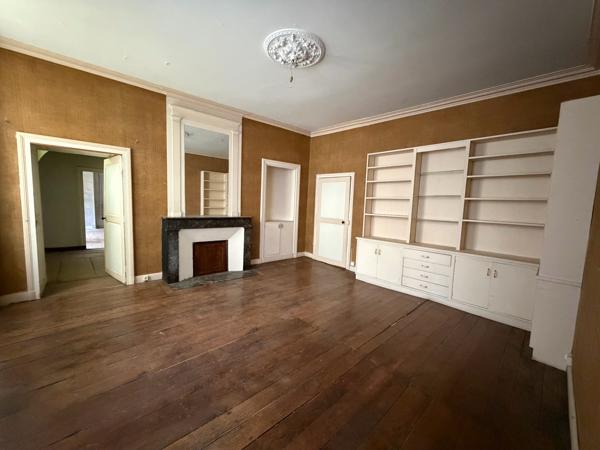 Maison bourgeoise de caractère en centre-ville de Melle Rare! Située au calme en plein cœur de Melle, à proximité immédiate des commerces, des services et des commodités, énorme potentiel pour cette remarquable propriété à rénover de 320m2 habitables, qui saura vous séduire par son cachet, son authenticité et ses volumes généreux.