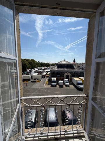 Maison bourgeoise de caractère en centre-ville de Melle Rare! Située au calme en plein cœur de Melle, à proximité immédiate des commerces, des services et des commodités, énorme potentiel pour cette remarquable propriété à rénover de 320m2 habitables, qui saura vous séduire par son cachet, son authenticité et ses volumes généreux.
