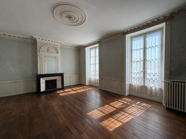Maison bourgeoise de caractère en centre-ville de Melle Rare! Située au calme en plein cœur de Melle, à proximité immédiate des commerces, des services et des commodités, énorme potentiel pour cette remarquable propriété à rénover de 320m2 habitables, qui saura vous séduire par son cachet, son authenticité et ses volumes généreux.