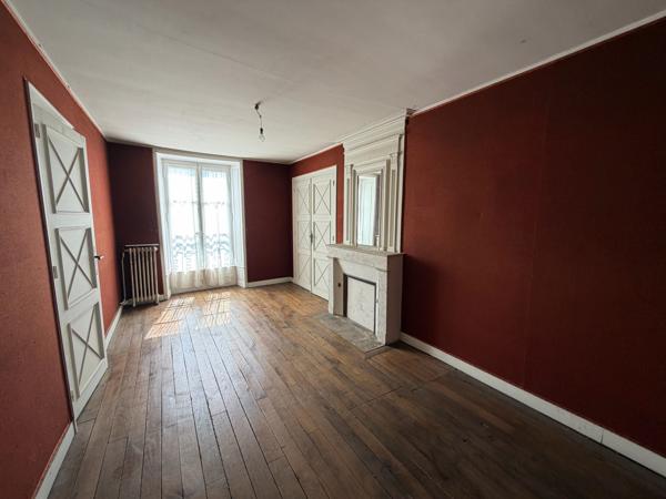 Maison bourgeoise de caractère en centre-ville de Melle Rare! Située au calme en plein cœur de Melle, à proximité immédiate des commerces, des services et des commodités, énorme potentiel pour cette remarquable propriété à rénover de 320m2 habitables, qui saura vous séduire par son cachet, son authenticité et ses volumes généreux.