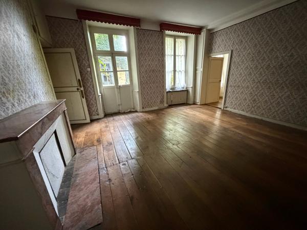 Maison bourgeoise de caractère en centre-ville de Melle Rare! Située au calme en plein cœur de Melle, à proximité immédiate des commerces, des services et des commodités, énorme potentiel pour cette remarquable propriété à rénover de 320m2 habitables, qui saura vous séduire par son cachet, son authenticité et ses volumes généreux.