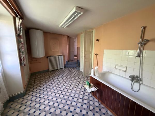 Maison bourgeoise de caractère en centre-ville de Melle Rare! Située au calme en plein cœur de Melle, à proximité immédiate des commerces, des services et des commodités, énorme potentiel pour cette remarquable propriété à rénover de 320m2 habitables, qui saura vous séduire par son cachet, son authenticité et ses volumes généreux.