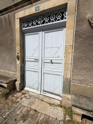 Maison bourgeoise de caractère en centre-ville de Melle Rare! Située au calme en plein cœur de Melle, à proximité immédiate des commerces, des services et des commodités, énorme potentiel pour cette remarquable propriété à rénover de 320m2 habitables, qui saura vous séduire par son cachet, son authenticité et ses volumes généreux.