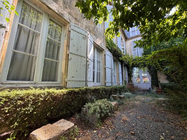 Maison bourgeoise de caractère en centre-ville de Melle Rare! Située au calme en plein cœur de Melle, à proximité immédiate des commerces, des services et des commodités, énorme potentiel pour cette remarquable propriété à rénover de 320m2 habitables, qui saura vous séduire par son cachet, son authenticité et ses volumes généreux.