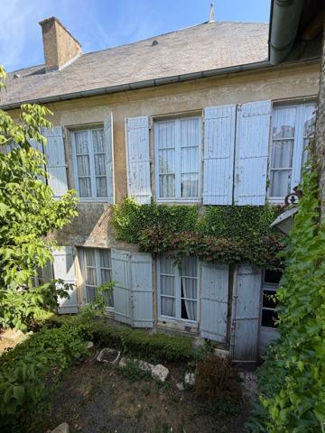 Maison bourgeoise de caractère en centre-ville de Melle Rare! Située au calme en plein cœur de Melle, à proximité immédiate des commerces, des services et des commodités, énorme potentiel pour cette remarquable propriété à rénover de 320m2 habitables, qui saura vous séduire par son cachet, son authenticité et ses volumes généreux.