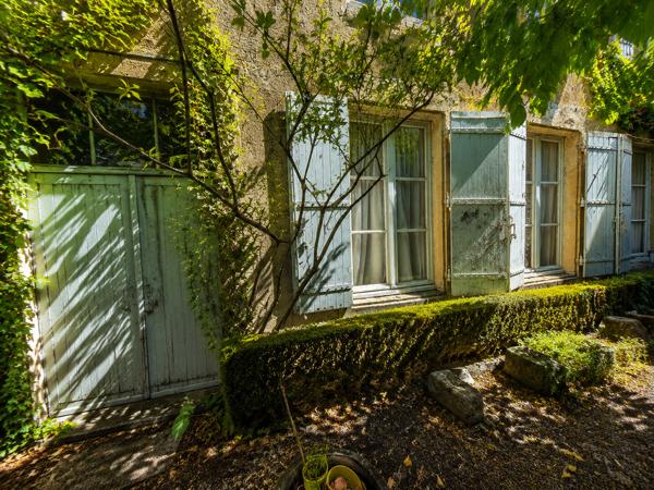 Maison bourgeoise de caractère en centre-ville de Melle Rare! Située au calme en plein cœur de Melle, à proximité immédiate des commerces, des services et des commodités, énorme potentiel pour cette remarquable propriété à rénover de 320m2 habitables, qui saura vous séduire par son cachet, son authenticité et ses volumes généreux.