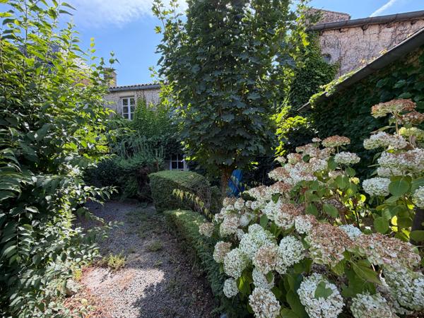 Maison bourgeoise de caractère en centre-ville de Melle Rare! Située au calme en plein cœur de Melle, à proximité immédiate des commerces, des services et des commodités, énorme potentiel pour cette remarquable propriété à rénover de 320m2 habitables, qui saura vous séduire par son cachet, son authenticité et ses volumes généreux.