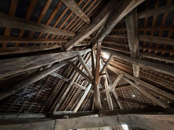 Maison bourgeoise de caractère en centre-ville de Melle Rare! Située au calme en plein cœur de Melle, à proximité immédiate des commerces, des services et des commodités, énorme potentiel pour cette remarquable propriété à rénover de 320m2 habitables, qui saura vous séduire par son cachet, son authenticité et ses volumes généreux.