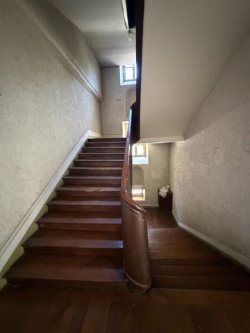Maison bourgeoise de caractère en centre-ville de Melle Rare! Située au calme en plein cœur de Melle, à proximité immédiate des commerces, des services et des commodités, énorme potentiel pour cette remarquable propriété à rénover de 320m2 habitables, qui saura vous séduire par son cachet, son authenticité et ses volumes généreux.