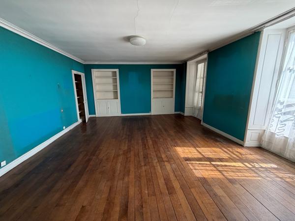Maison bourgeoise de caractère en centre-ville de Melle Rare! Située au calme en plein cœur de Melle, à proximité immédiate des commerces, des services et des commodités, énorme potentiel pour cette remarquable propriété à rénover de 320m2 habitables, qui saura vous séduire par son cachet, son authenticité et ses volumes généreux.