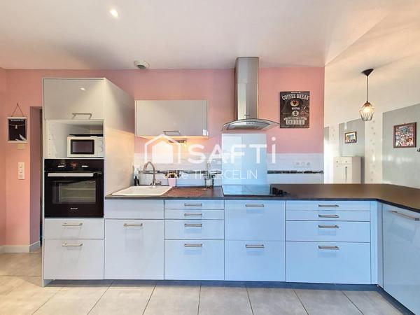 Maison familiale récente de 3 chambres avec garage et dépendance