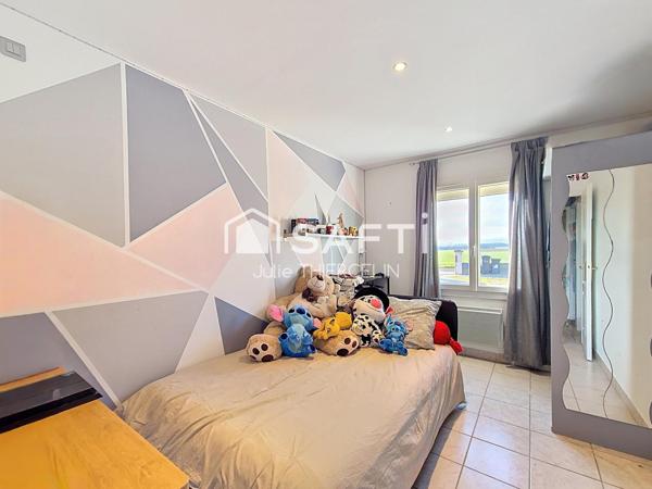 Maison familiale récente de 3 chambres avec garage et dépendance