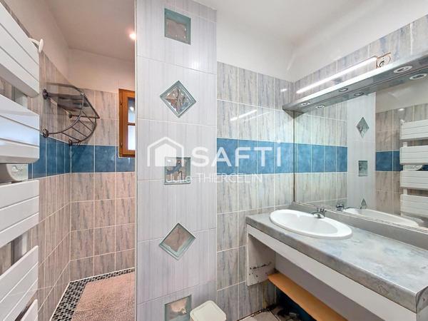 Maison familiale récente de 3 chambres avec garage et dépendance