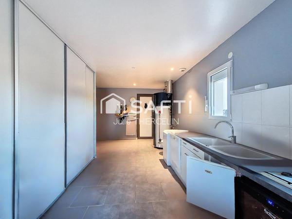 Maison familiale récente de 3 chambres avec garage et dépendance