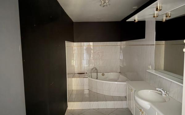 Maison à vendre    5 pièces • 221 m2 Mamers