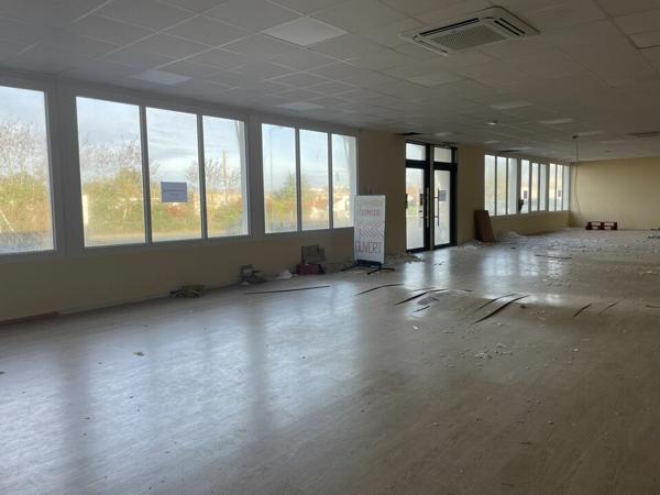 LOCAL COMMERCIAL 410 M2 FONTENAY LE COMTE EST