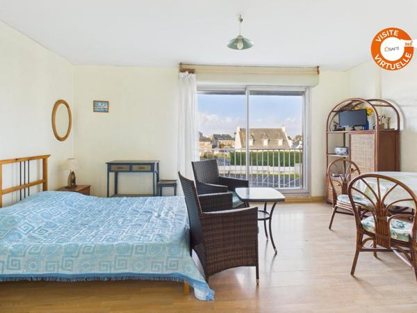 Studio lumineux avec balcon, cave et parking, proche mer et commerces