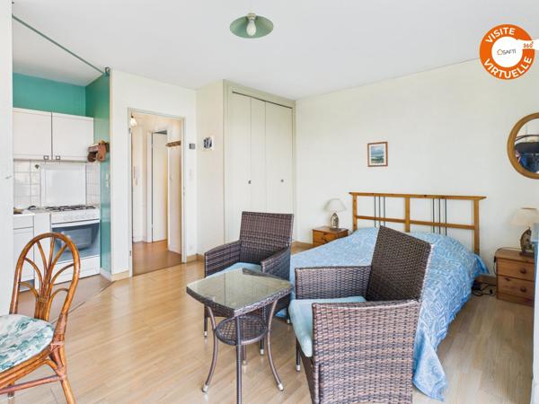 Studio lumineux avec balcon, cave et parking, proche mer et commerces