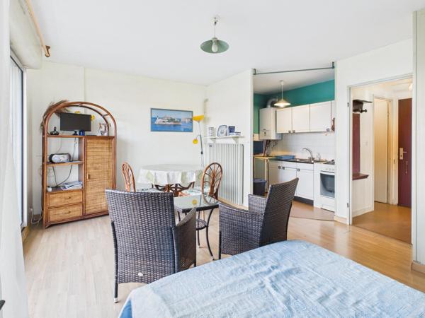 Studio lumineux avec balcon, cave et parking, proche mer et commerces