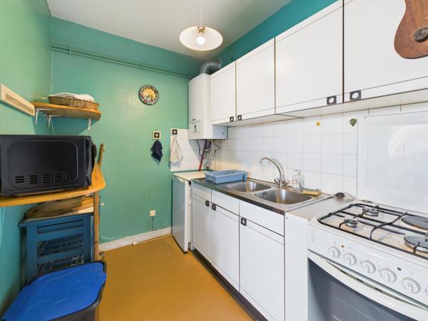 Studio lumineux avec balcon, cave et parking, proche mer et commerces